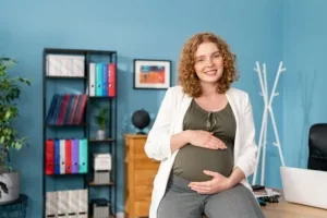 Professionnelle enceinte assise dans son bureau