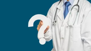 Médecin tenant un grand point d’interrogation