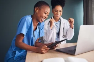 Deux femmes médecins consultant une tablette et un ordinateur portable
