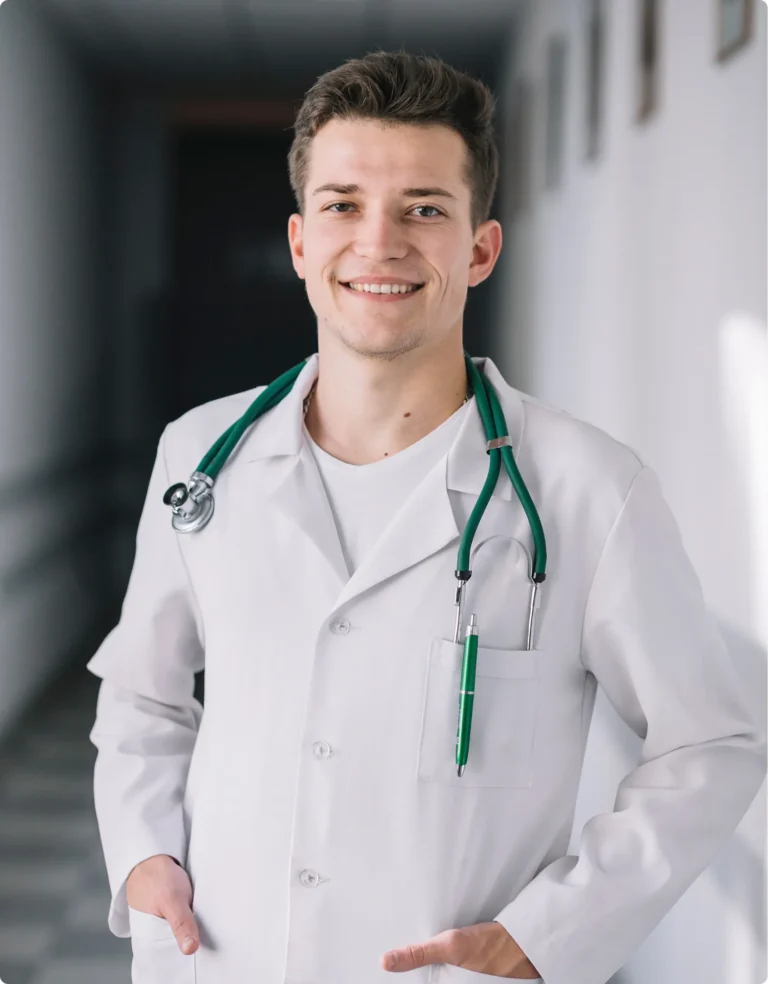 Jeune médecin souriant avec un stéthoscope autour du cou