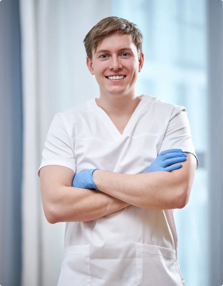 medecin-souriant-avec-gants-bleus