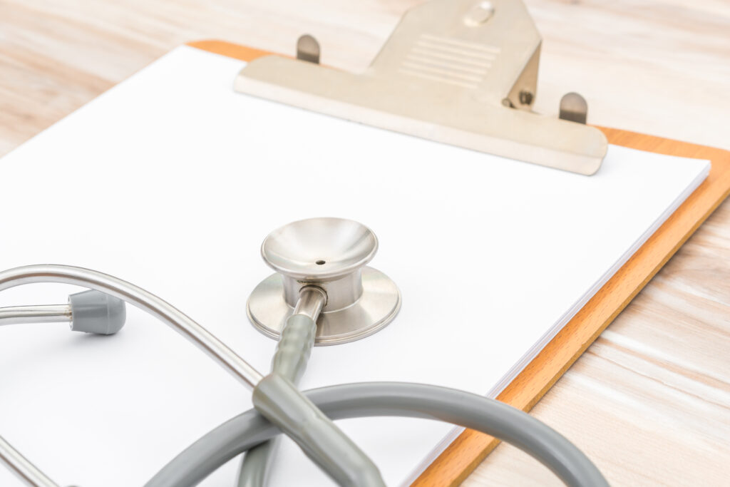 Stéthoscope posé sur un dossier d’informations patient
