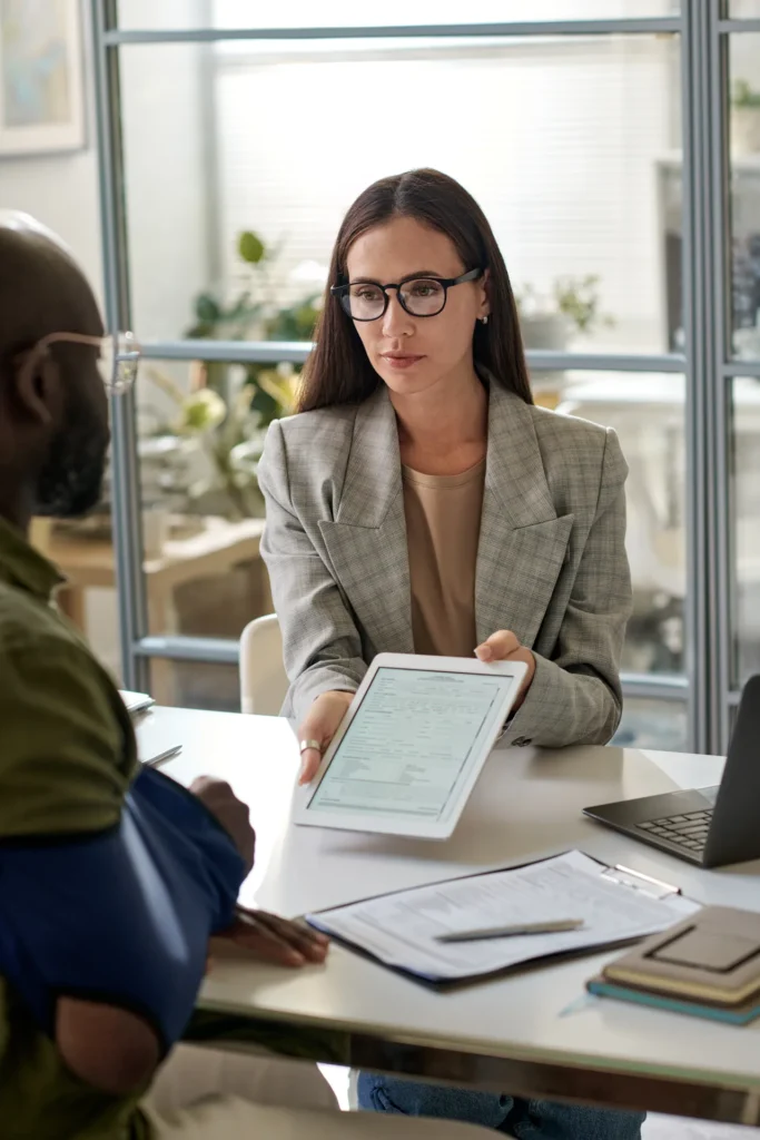 Une conseillère présente un contrat de prévoyance à son client