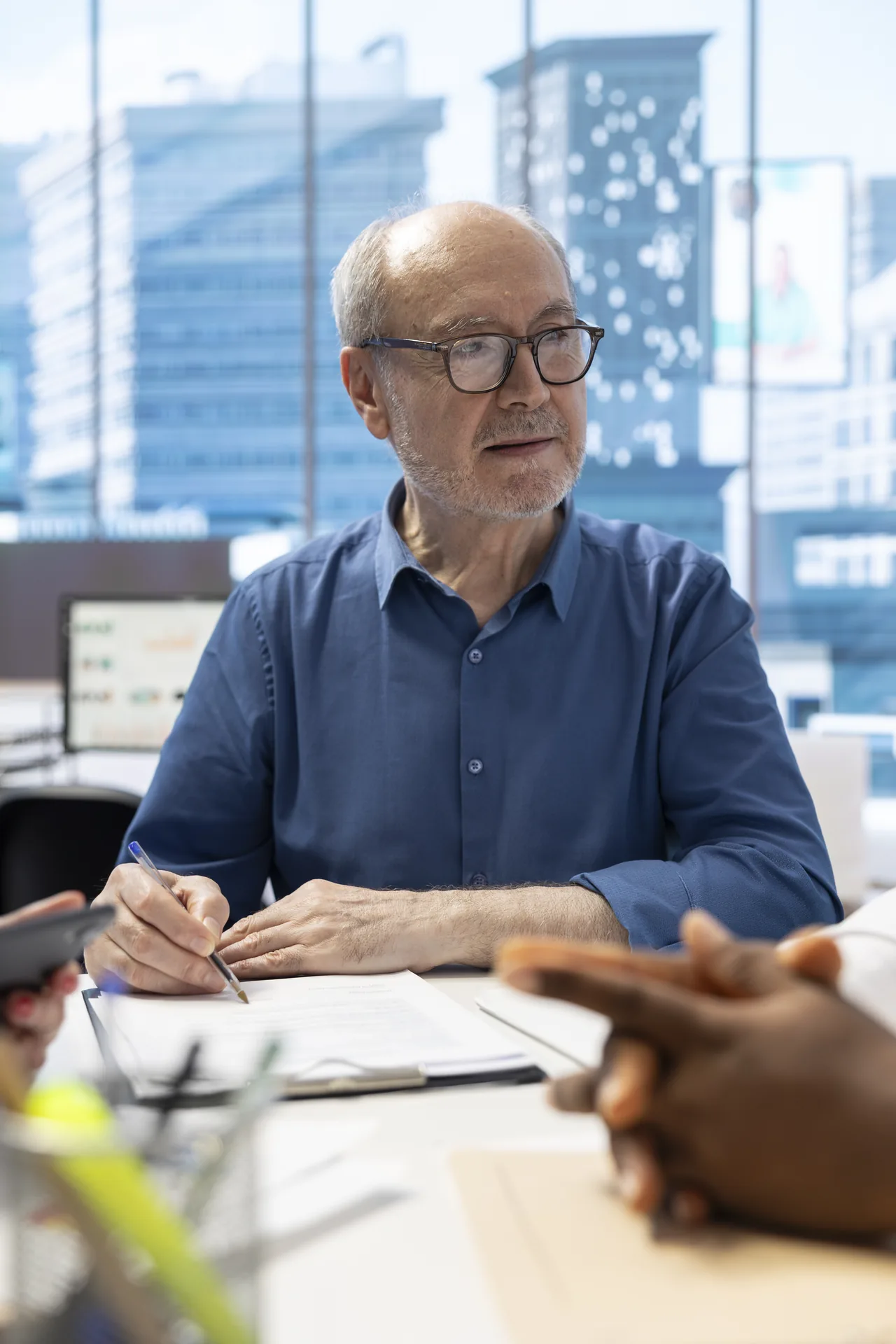 Un courtier conseille un client senior sur son plan d’épargne retraite
