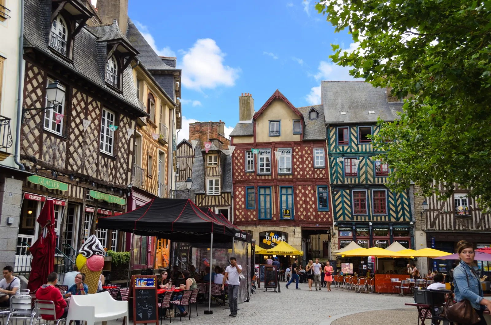 Place du marché de Rennes et ses maisons à colombages