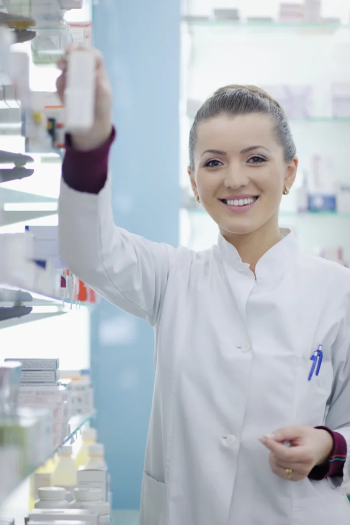 Pharmacienne dans son officine – mutuelle santé pour pharmaciens