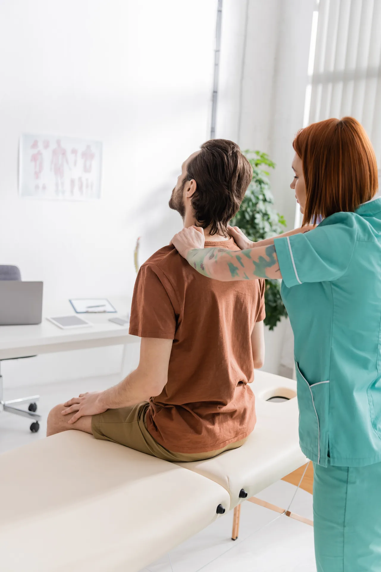 Ostéopathe traitant le dos d’un patient en cabinet