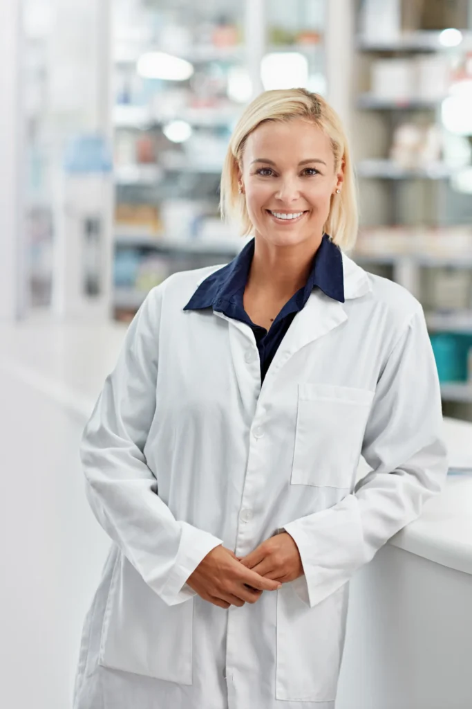 Une pharmacienne souriante dans son officine